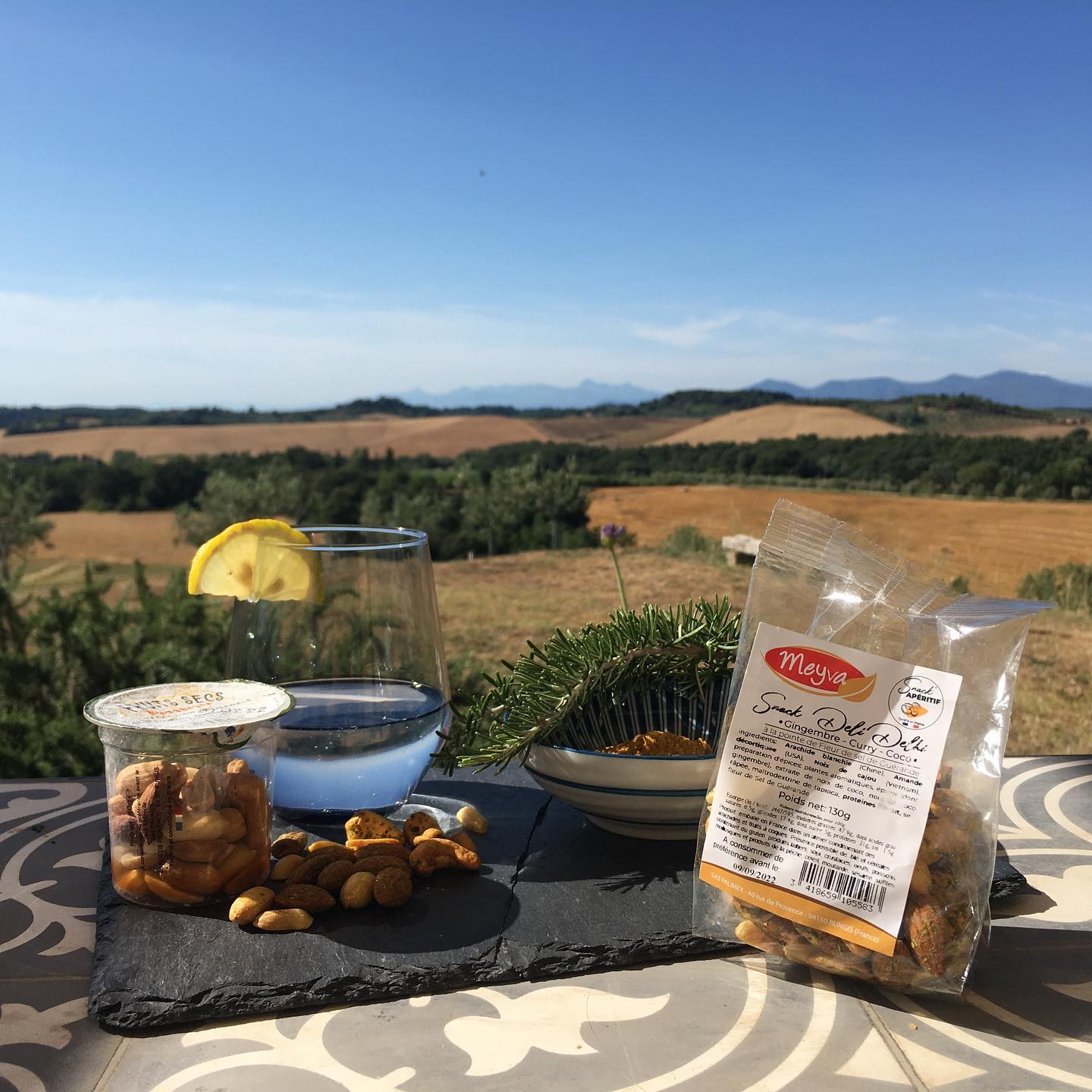 Snack apéritif « with a view » Un apéro en Toscane avec MEYV…
