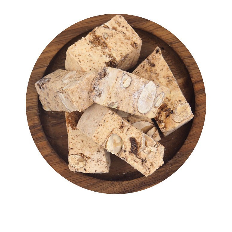 Nougat aux noisettes, aux amandes et cranberry, amandes et c…